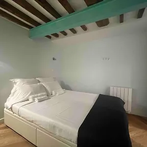 https://apt-le-marais-duplex.fr-paris.fr